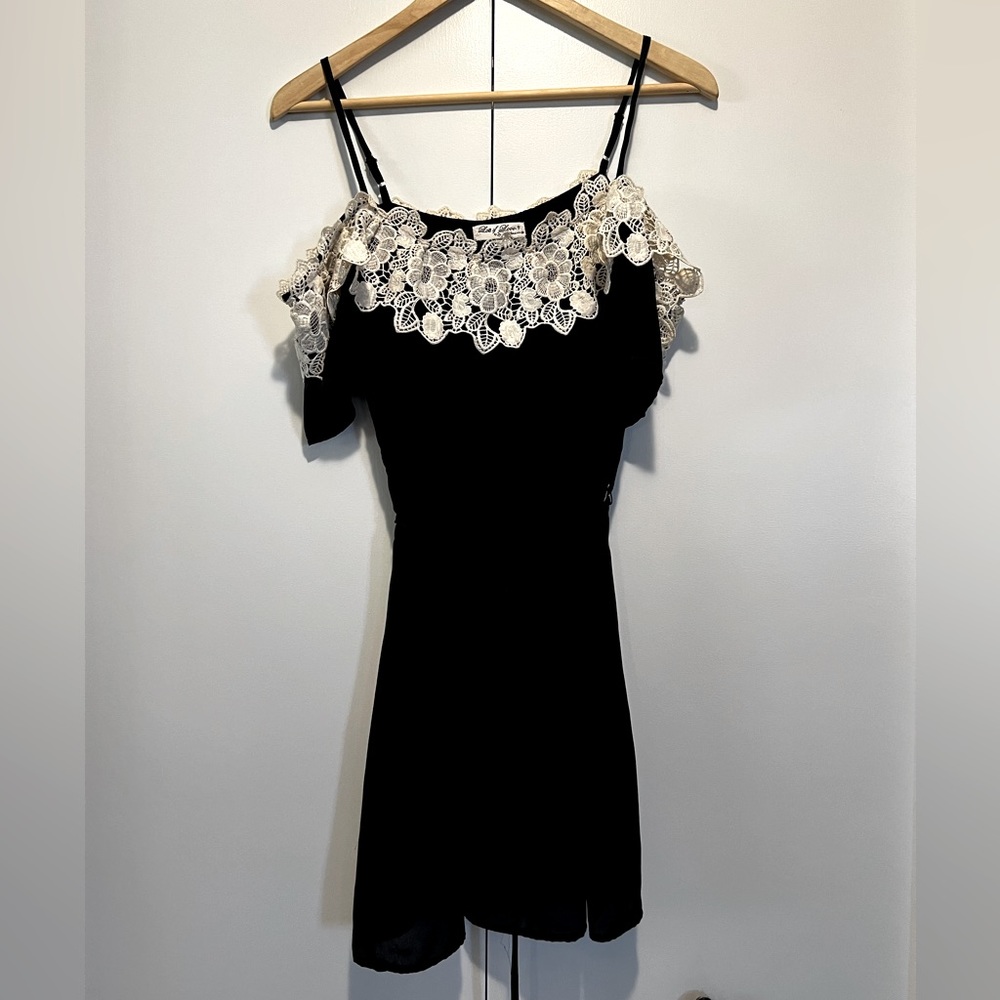 Dress with off shoulder sleeves and crochet accent